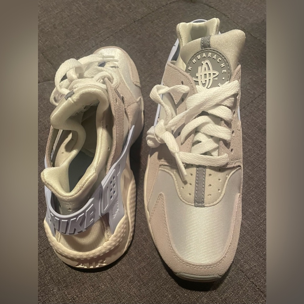 NWT Nike women’s air huaraches Size